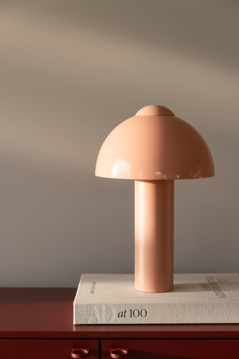 Buddy 36cm Lyserød bordlampe Fra Globen Lighting - Den matte lampebase og -top står i kontrast til en højglansskærm.