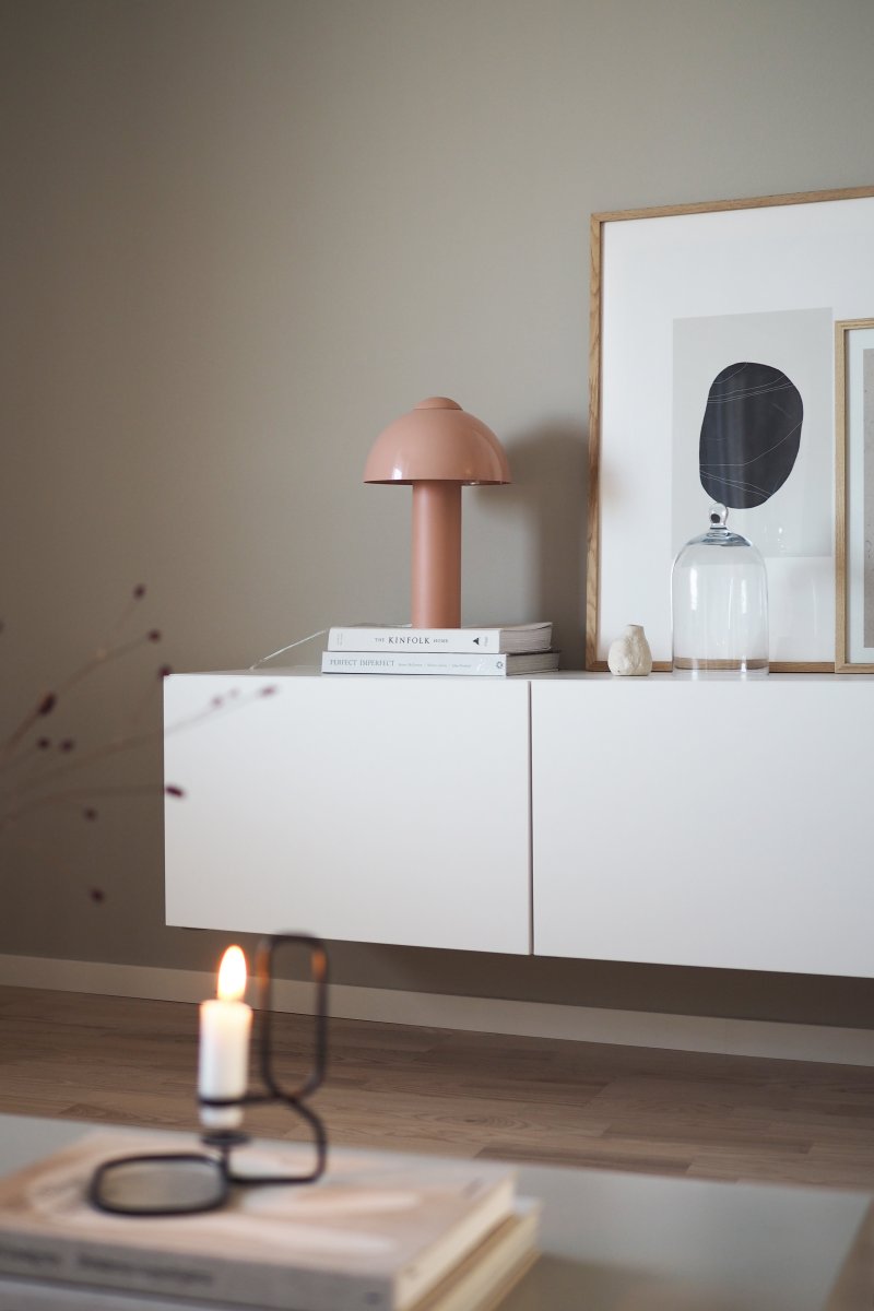 Buddy 36cm Lyserød bordlampe Fra Globen Lighting - Den matte lampebase og -top står i kontrast til en højglansskærm.