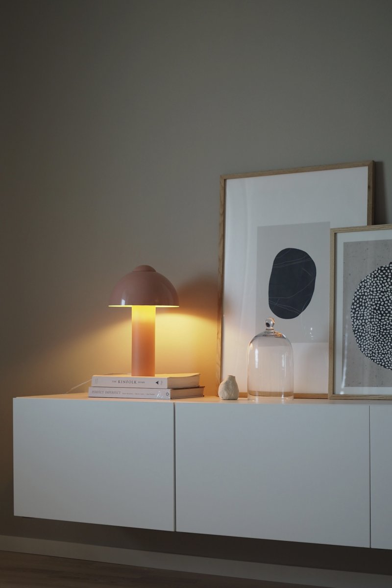 Buddy 36cm Lyserød bordlampe Fra Globen Lighting - Den matte lampebase og -top står i kontrast til en højglansskærm.