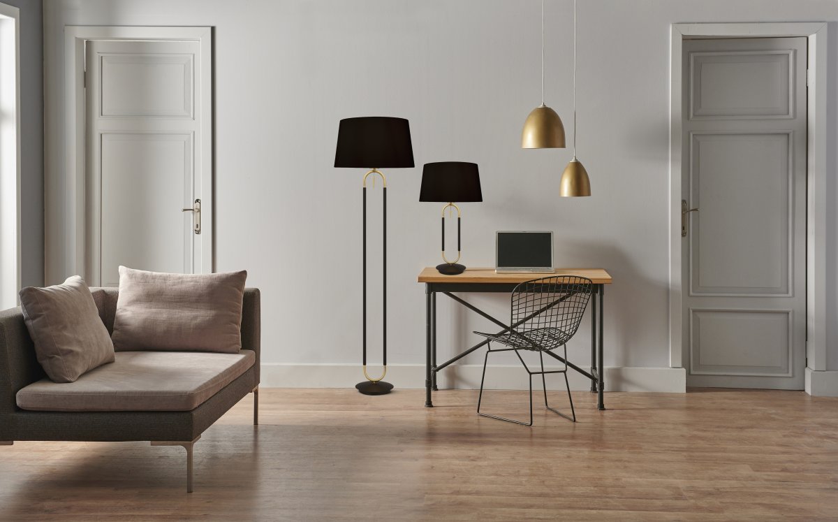 Jazz 50cm Mat sort bordlampe Fra Searchlight - Den geometriske metalramme i guld og sort skaber en harmonisk kontrast, mens den sorte lampesk&aelig;rm spreder et bl&oslash;dt og behageligt lys.
