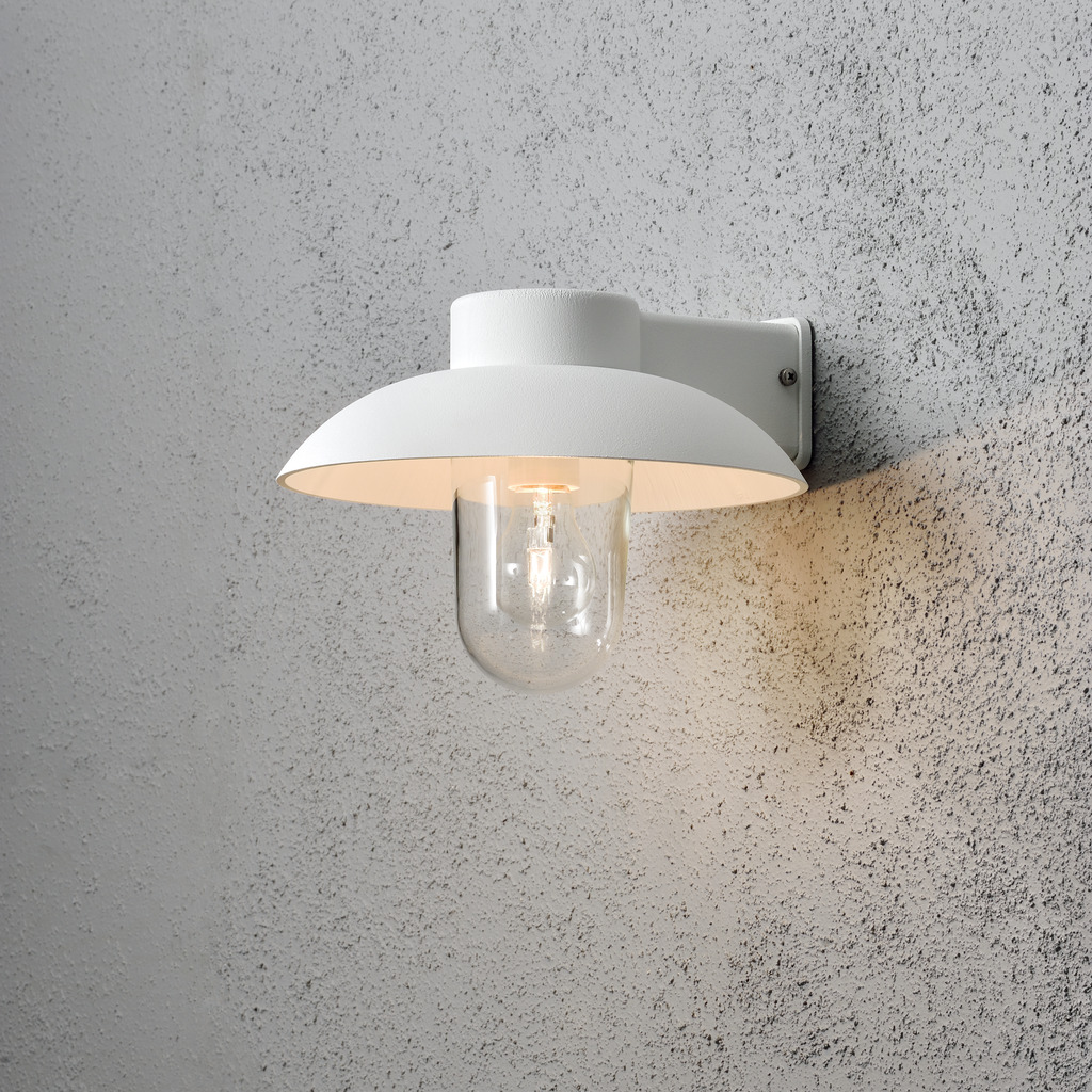 Mani Hvid udendørslampe Fra Konstsmide - Den brede skærm og den klare glaskuppel spreder et behageligt og rettet lys, som gør lampen perfekt til entre og terrasser.