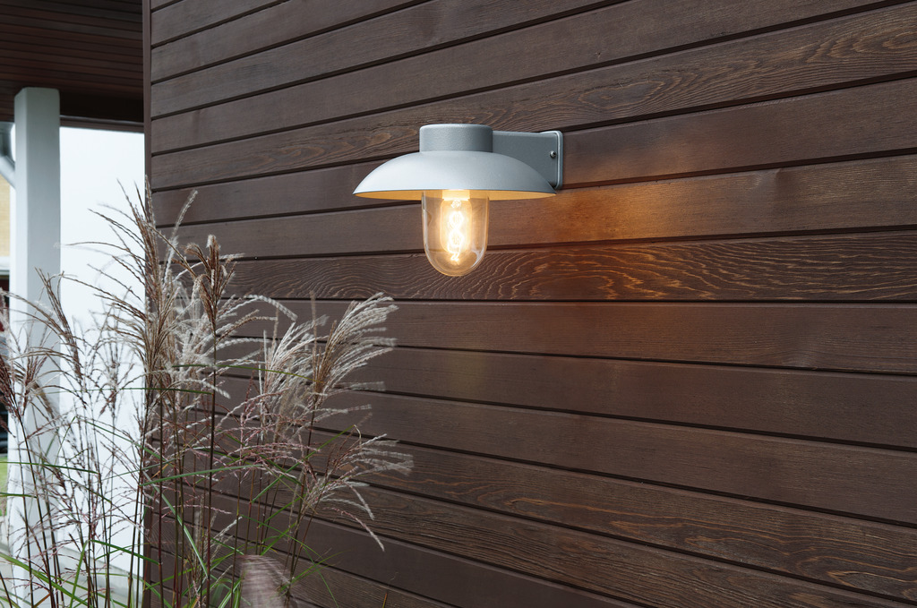 Mani Grå udendørslampe Fra Konstsmide - Den brede skærm og den klare glaskuppel spreder et behageligt og rettet lys, som gør lampen perfekt til entre og terrasser.