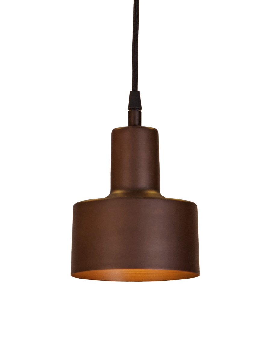 Solo Ø13cm Brun vindueslampe Fra PR Home - Den matte, antikbrune finish giver lampen en varm og eksklusiv karakter, hvilket g&oslash;r den til en stilfuld tilf&oslash;jelse til vinduet eller andre mindre rum.