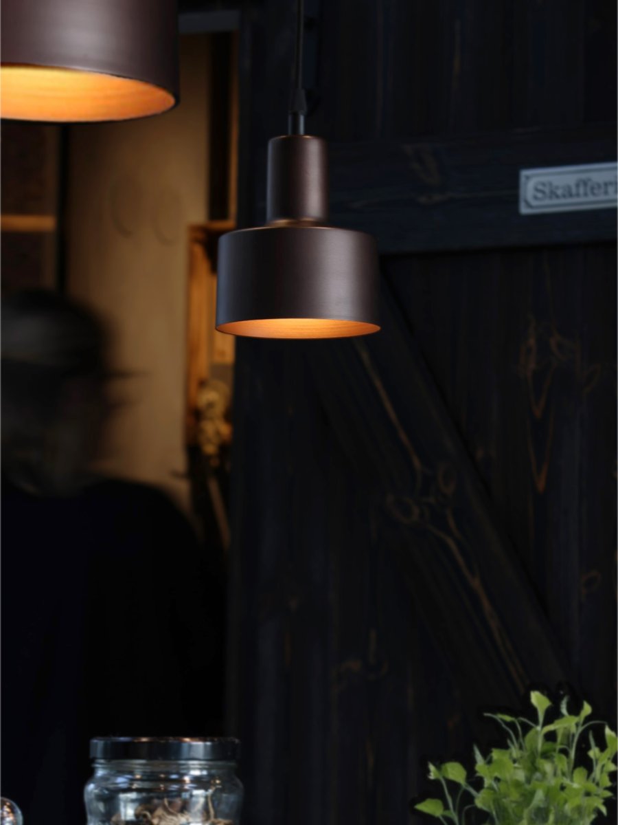 Solo Ø13cm Brun vindueslampe Fra PR Home - Den matte, antikbrune finish giver lampen en varm og eksklusiv karakter, hvilket g&oslash;r den til en stilfuld tilf&oslash;jelse til vinduet eller andre mindre rum.