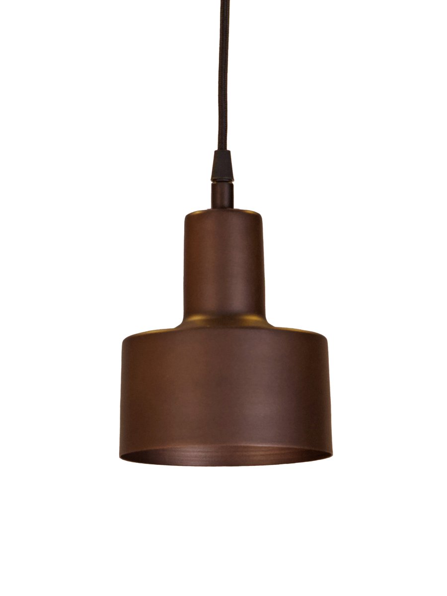 Solo Ø13cm Brun vindueslampe Fra PR Home - Den matte, antikbrune finish giver lampen en varm og eksklusiv karakter, hvilket g&oslash;r den til en stilfuld tilf&oslash;jelse til vinduet eller andre mindre rum.