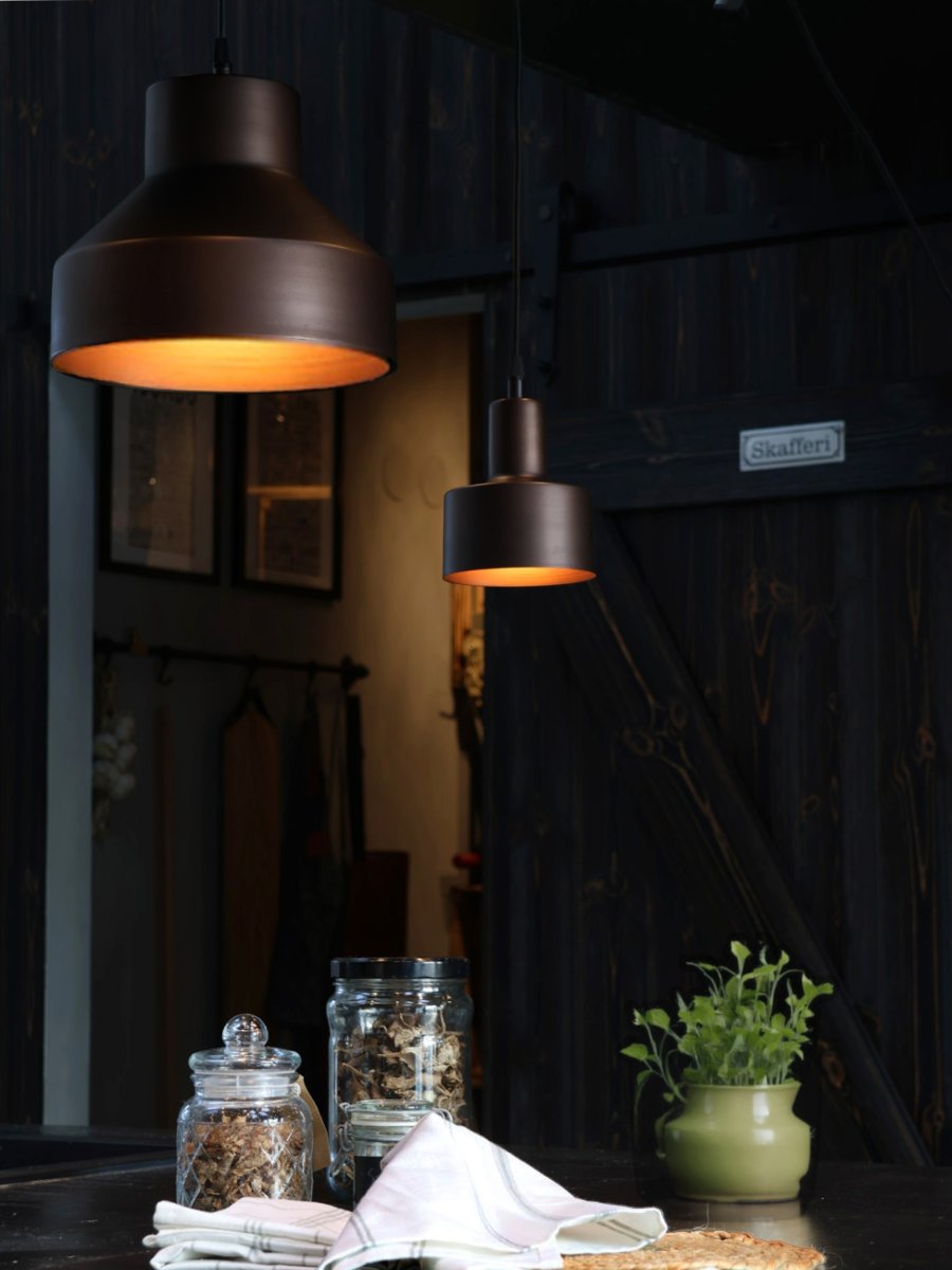 Solo Ø13cm Brun vindueslampe Fra PR Home - Den matte, antikbrune finish giver lampen en varm og eksklusiv karakter, hvilket g&oslash;r den til en stilfuld tilf&oslash;jelse til vinduet eller andre mindre rum.