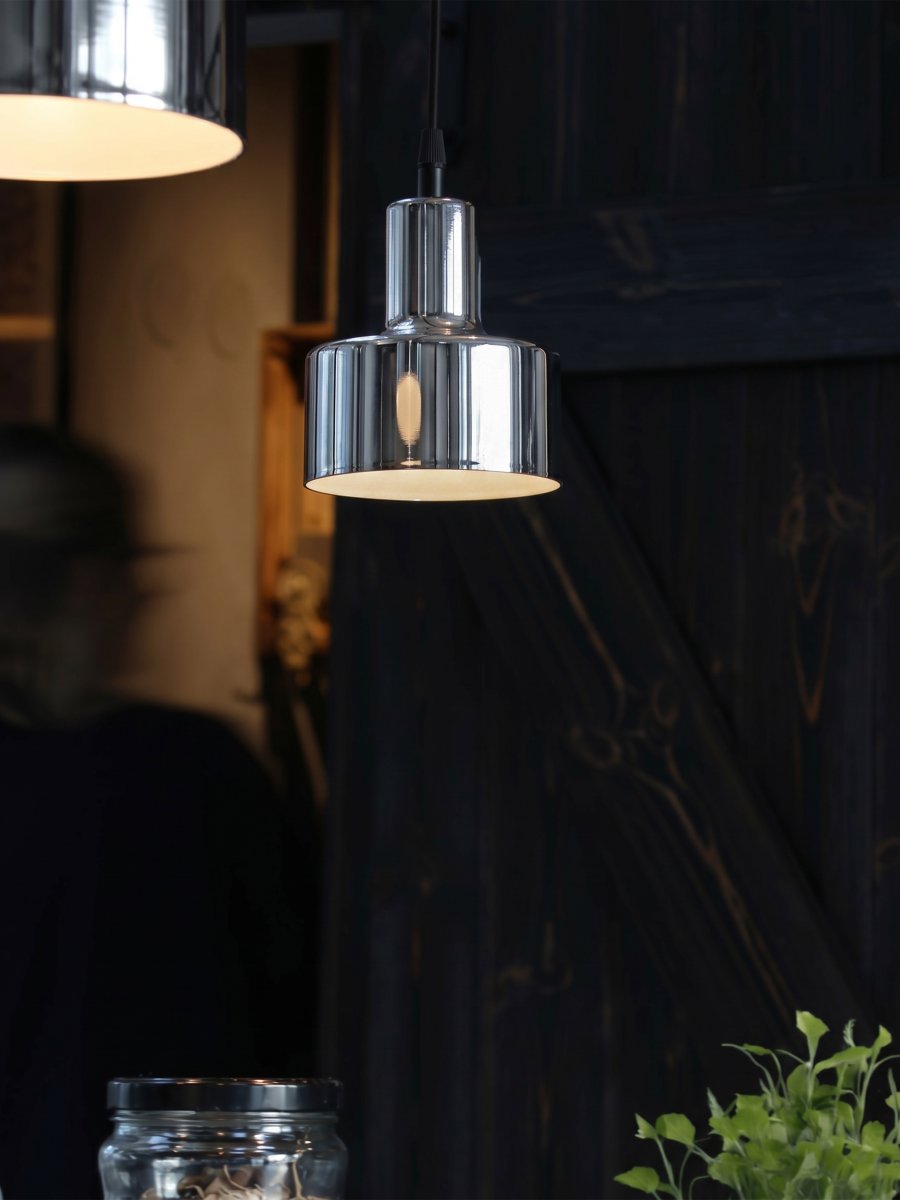 Solo Ø13 Krom vindueslampe Fra PR Home - Den skinnende kromfinish giver lampen en eksklusiv karakter, hvilket g&oslash;r den til en stilfuld tilf&oslash;jelse til vinduet eller andre mindre rum.