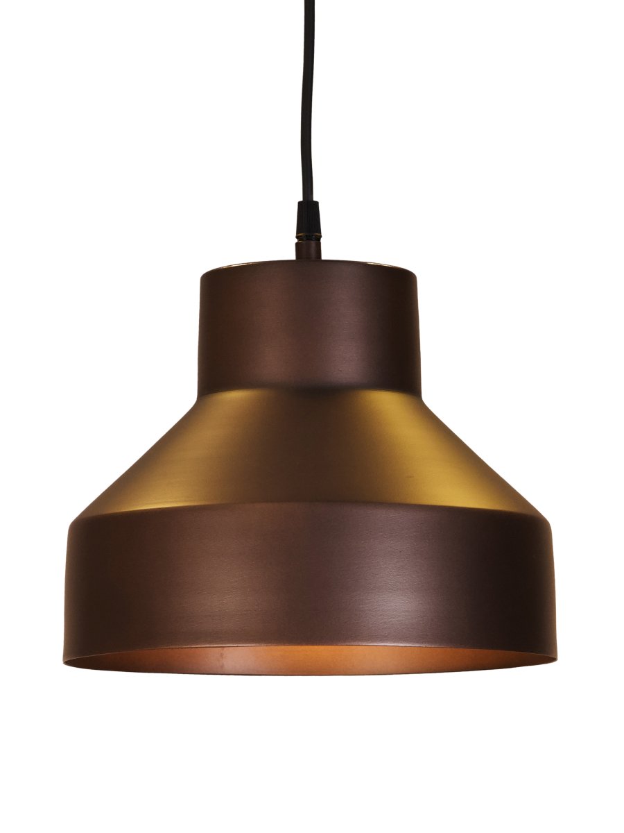 Solo Ø26 Brun loftslampe Fra PR Home - Den matte antikbrune finish giver lampen en varm og eksklusiv karakter, hvilket g&oslash;r den til en stilfuld tilf&oslash;jelse til spisebordet eller andre mindre rum.