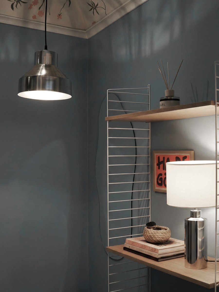 Solo Ø26 Krom loftslampe Fra PR Home - Den skinnende kromfinish giver lampen en eksklusiv karakter, hvilket g&oslash;r den til en stilfuld tilf&oslash;jelse til spisebordet eller andre mindre rum.
