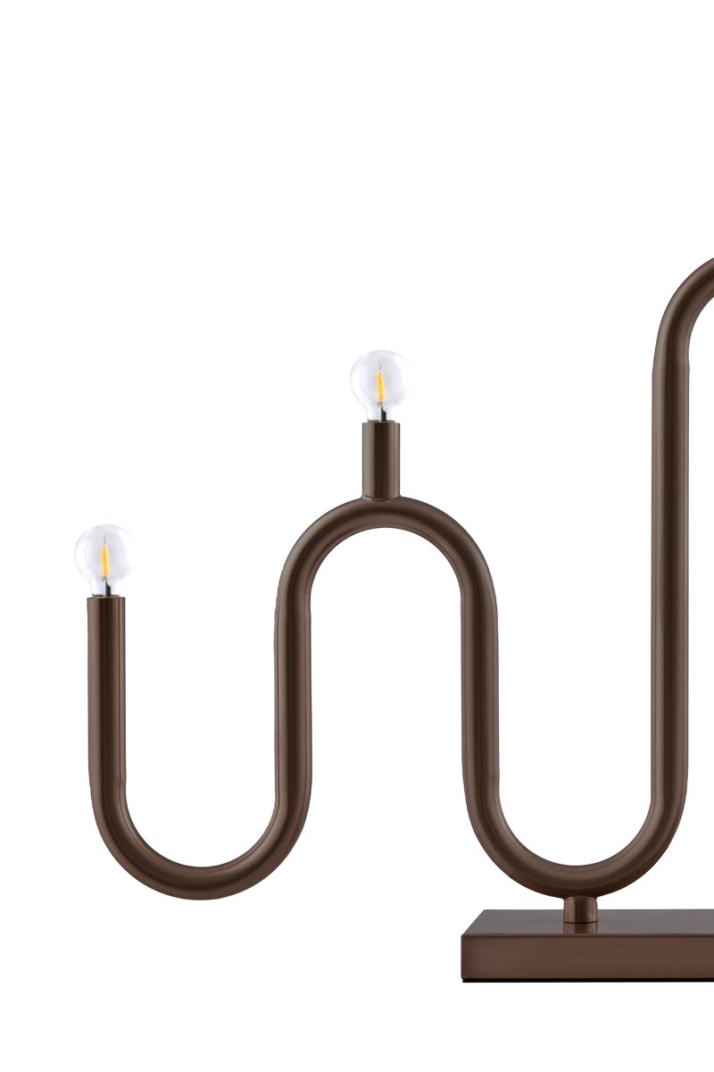 Noel 5 Bronze Fra Globen Lighting - Det bl&oslash;de, b&oslash;lgede design er skabt af metalr&oslash;r, der er b&oslash;jet i h&aring;nden p&aring; forskellige niveauer, og giver en moderne fortolkning af den klassiske adventslysholder.