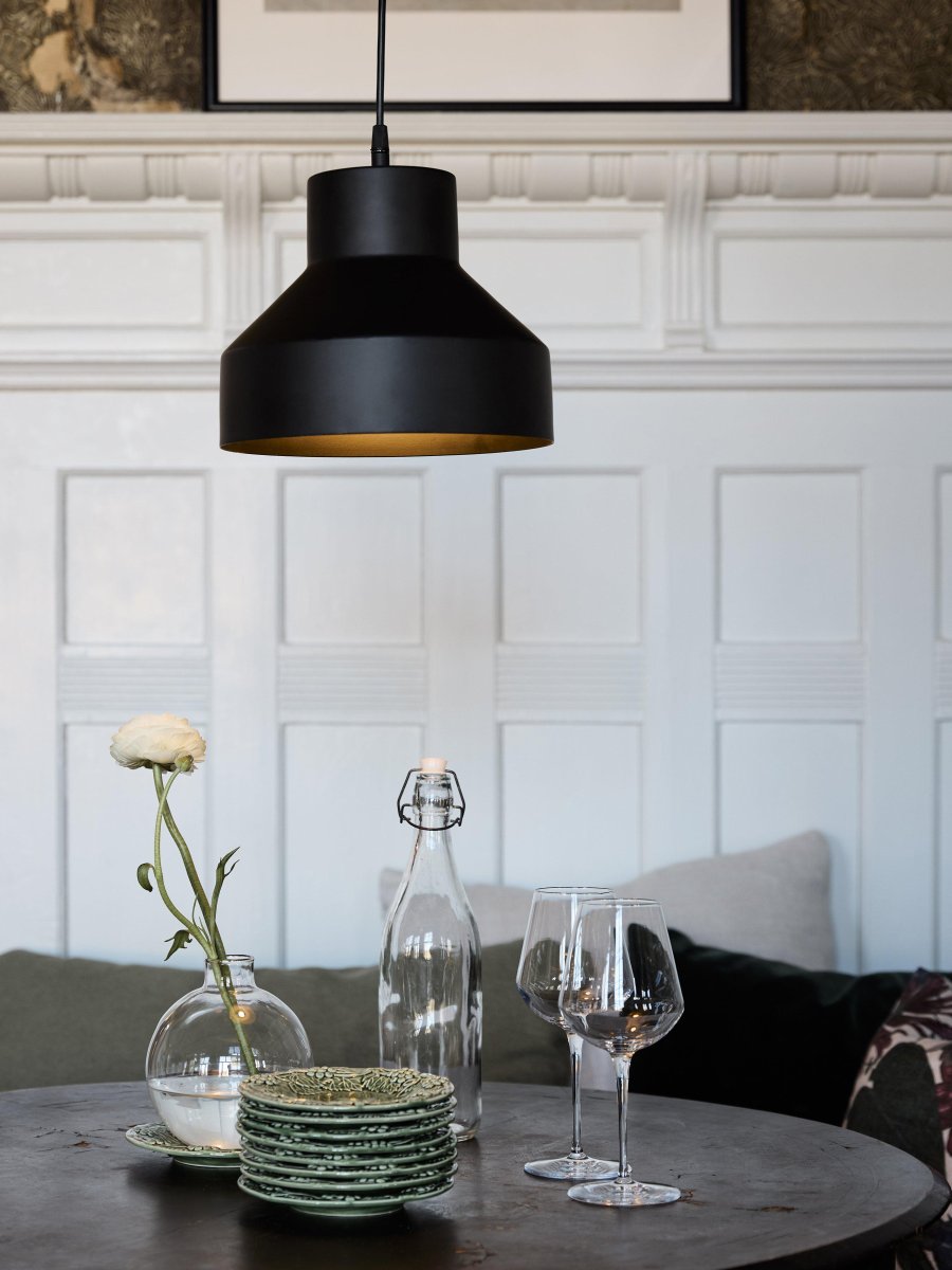 Solo Ø26 Sort loftslampe Fra PR Home - Loftslampe Solo er en mindre loftslampe i metal.