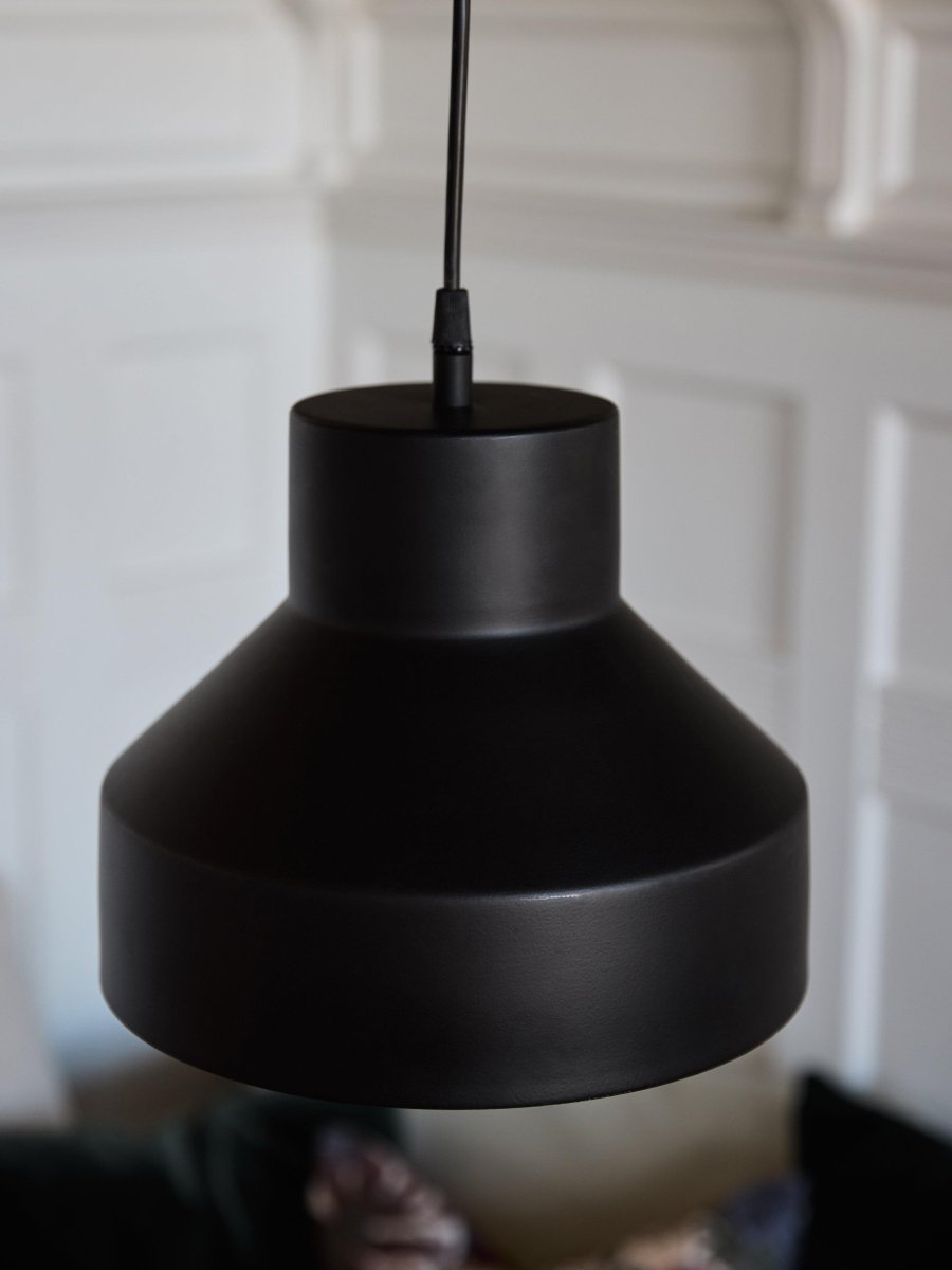Solo Ø26 Sort loftslampe Fra PR Home - Loftslampe Solo er en mindre loftslampe i metal.