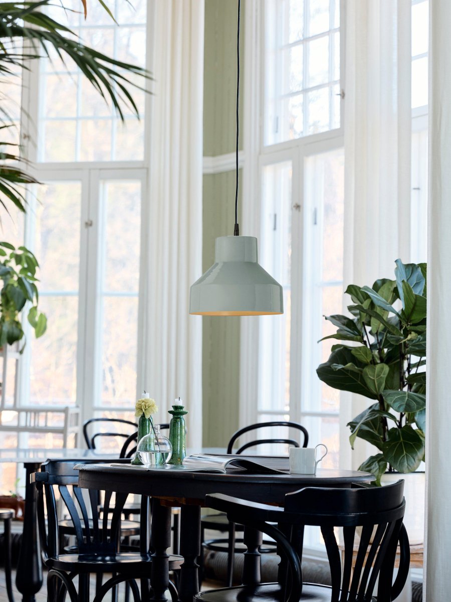 Solo Ø26 Grå loftslampe Fra PR Home - Loftslampe Solo er en mindre loftslampe i metal.