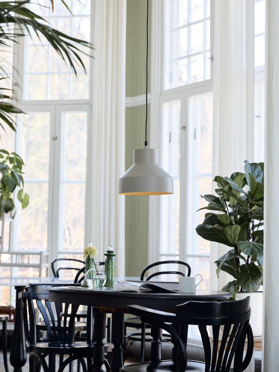 Solo Ø26 Beige loftslampe Fra PR Home - Loftslampe Solo er en mindre loftslampe i metal.