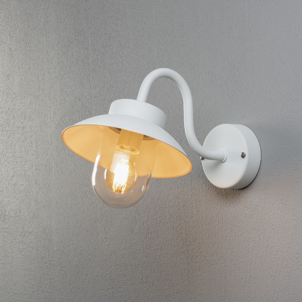 Vega Hvid udendørslampe Fra Konstsmide - Den brede skærm og den klare glaskuppel spreder et behageligt og rettet lys, som gør lampen perfekt til entre og terrasser.