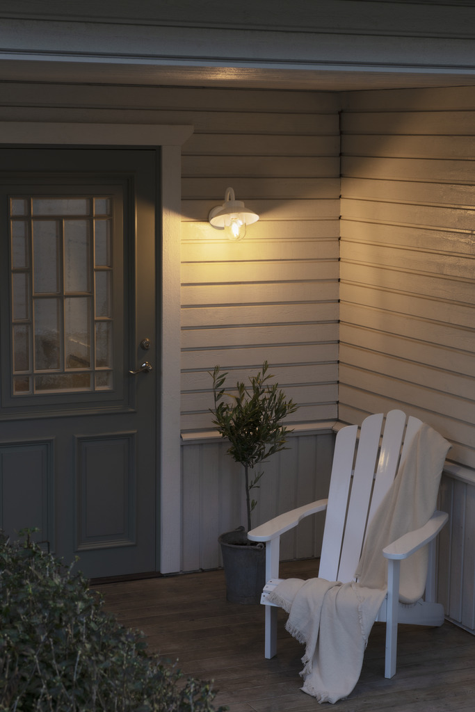 Vega Hvid udendørslampe Fra Konstsmide - Den brede skærm og den klare glaskuppel spreder et behageligt og rettet lys, som gør lampen perfekt til entre og terrasser.