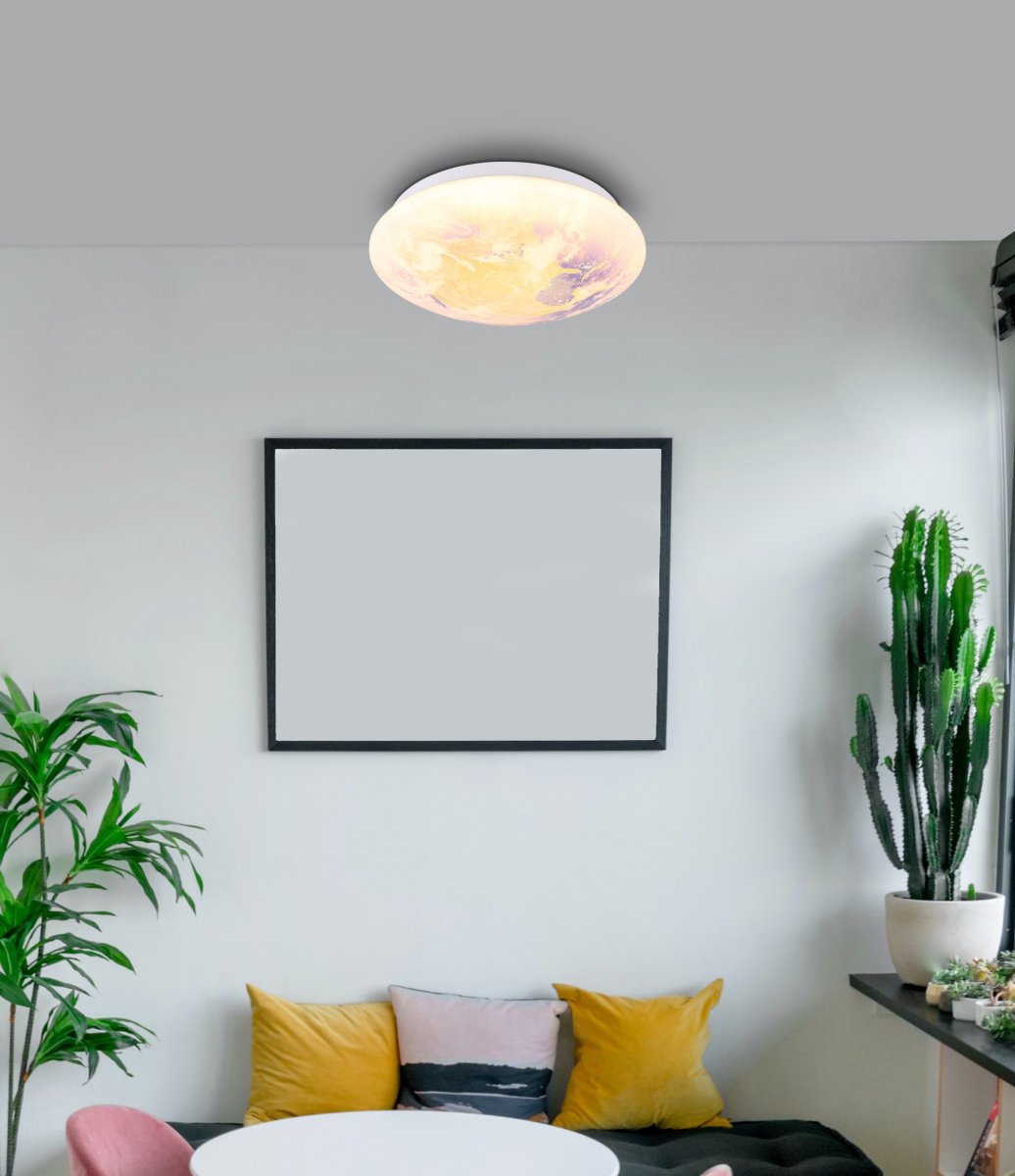 Gaia Ø26 Flerfarvet børnelampe Fra Globo Lighting - Gaia &auml;r en unik plafond med en detaljerad v&auml;rld och molnmotiv p&aring; sk&auml;rmen.