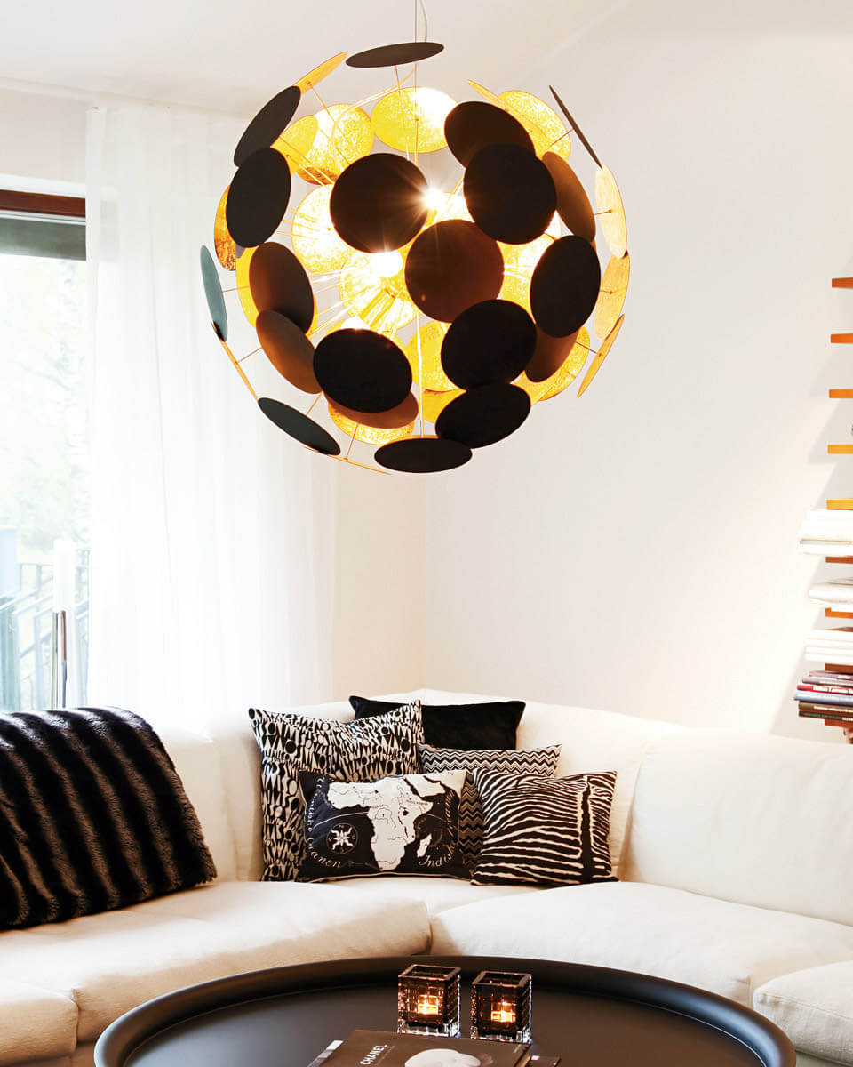 Planet Ø50 Sort/guld loftslampe Fra By Rydéns - Denne loftslampe har plader, der tilsammen ligner dem, der danner et solsystem, deraf navnet Planet.