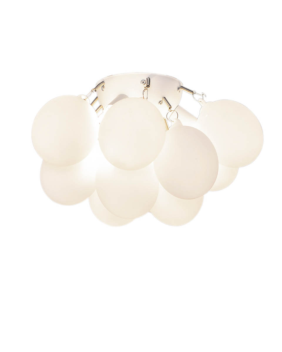 Gross Ø30 Hvid plafond Fra By Rydéns - Gross plafond er en dekorativ loftslampe, der best&aring;r af 12 klare glaskugler, hver med en diameter p&aring; 8 cm.