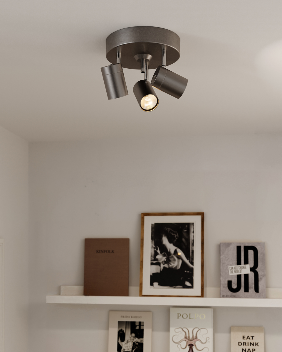 Correct 3 Stålgrå spotlight Fra By Rydéns - Correct er en loftspotlight i metal med 3 lyskilder og justerbare lampehoveder.
