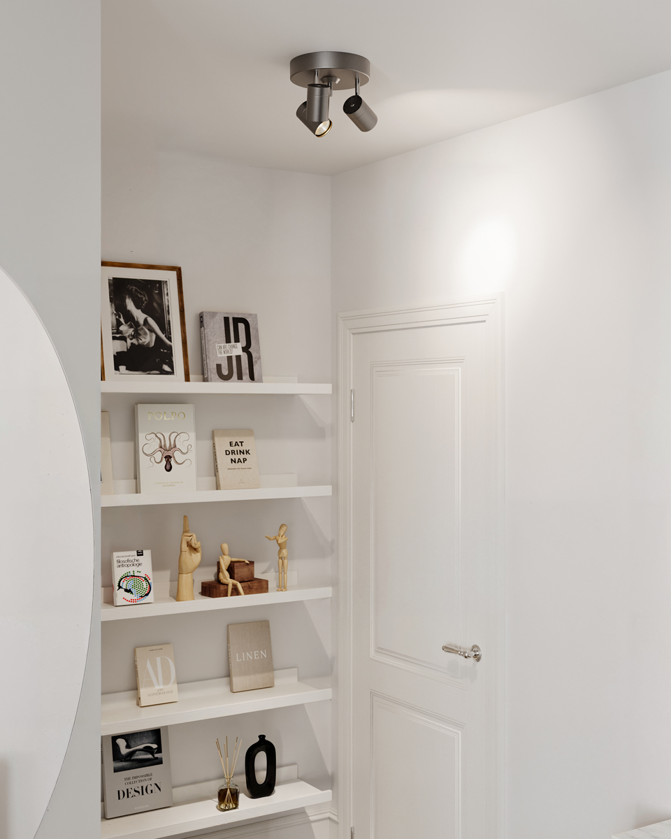 Correct 3 Stålgrå spotlight Fra By Rydéns - Correct er en loftspotlight i metal med 3 lyskilder og justerbare lampehoveder.
