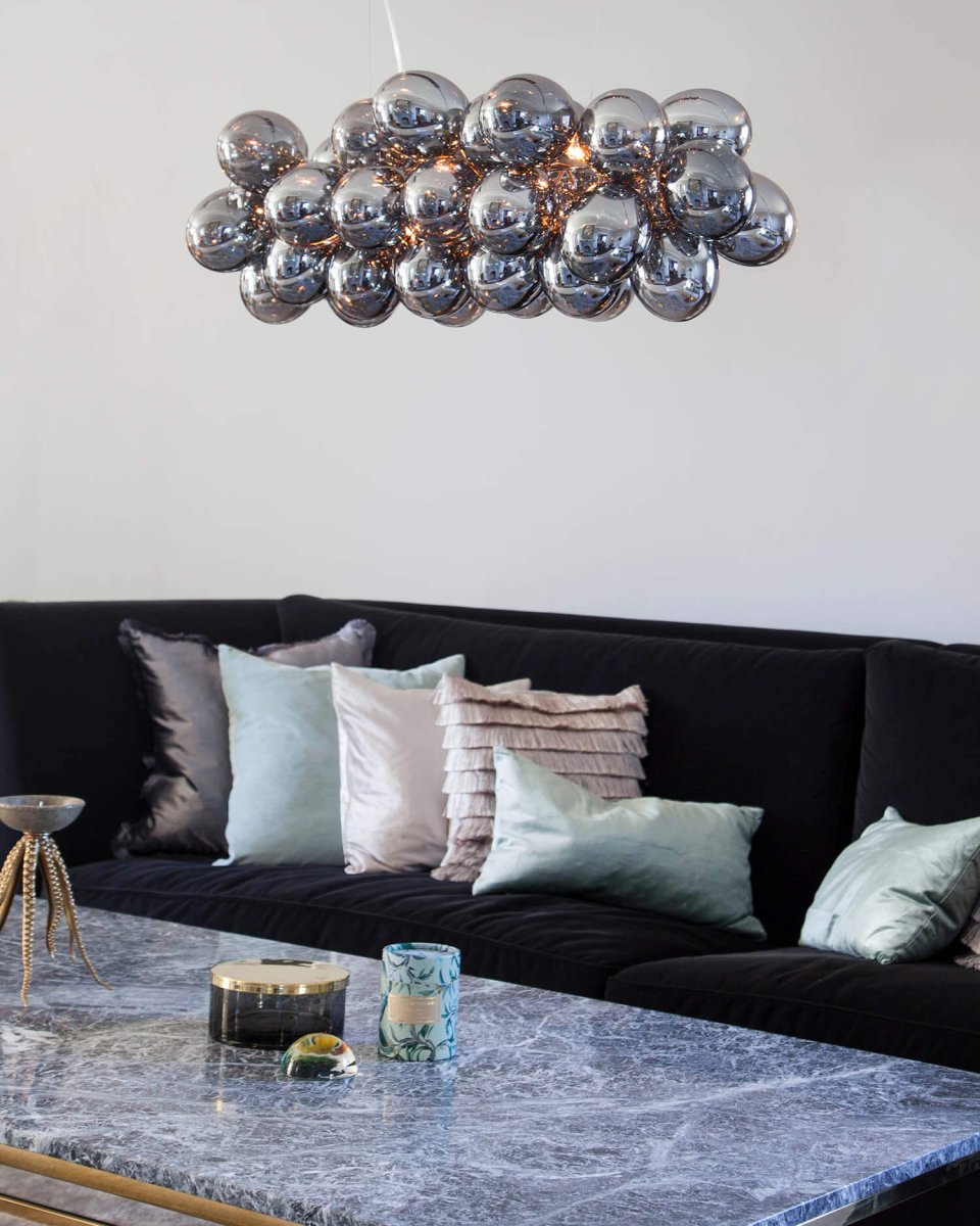 Gross Bar 80cm Røgfarvet loftslampe Fra By Rydéns - Lampen er 80 centimeter lang, og ledningen er 120 centimeter lang, men du kan h&aelig;ve og s&aelig;nke lampen, s&aring; den passer ind i dit hjem.