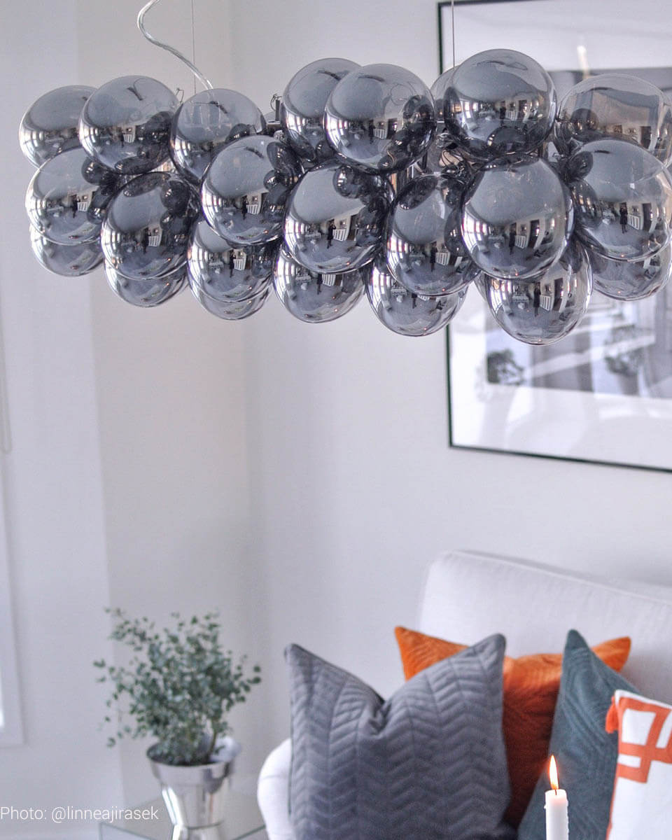 Gross Bar 80cm Røgfarvet loftslampe Fra By Rydéns - Lampen er 80 centimeter lang, og ledningen er 120 centimeter lang, men du kan h&aelig;ve og s&aelig;nke lampen, s&aring; den passer ind i dit hjem.