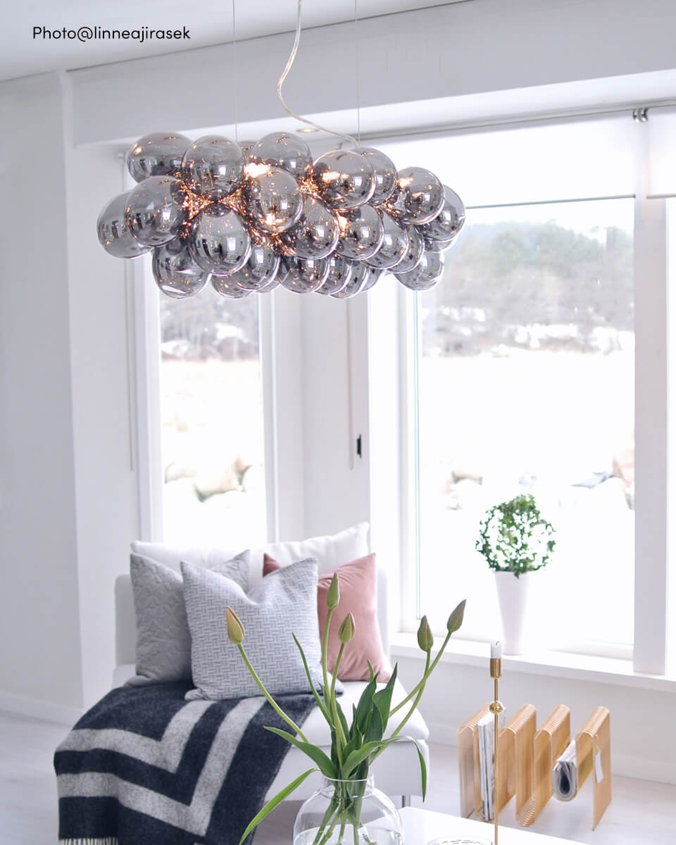 Gross Bar 80cm Røgfarvet loftslampe Fra By Rydéns - Lampen er 80 centimeter lang, og ledningen er 120 centimeter lang, men du kan h&aelig;ve og s&aelig;nke lampen, s&aring; den passer ind i dit hjem.