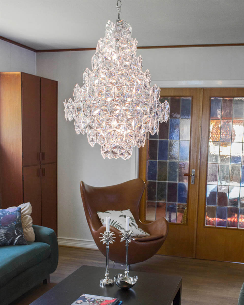 Monarque Ø58 Gennemsigtig krystal Fra By Rydéns - Monarque er en helt fantastisk lysekrone i transparent akryl med kromdetaljer.