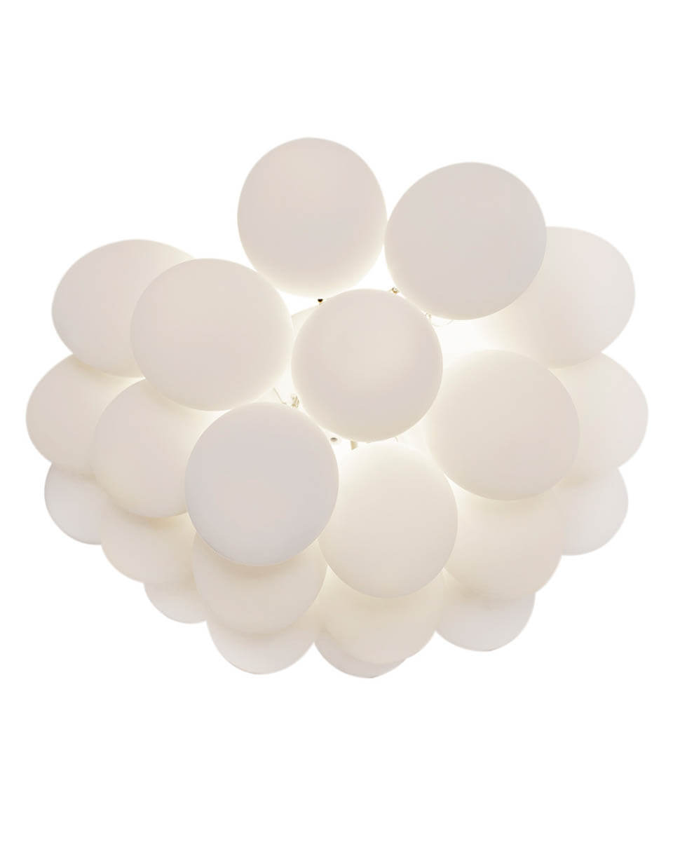 Gross Ø50 Hvid plafond Fra By Rydéns - Gross plafond er en dekorativ loftslampe, der best&aring;r af 20 mundbl&aelig;ste glaskugler, hver med en diameter p&aring; 10 cm.