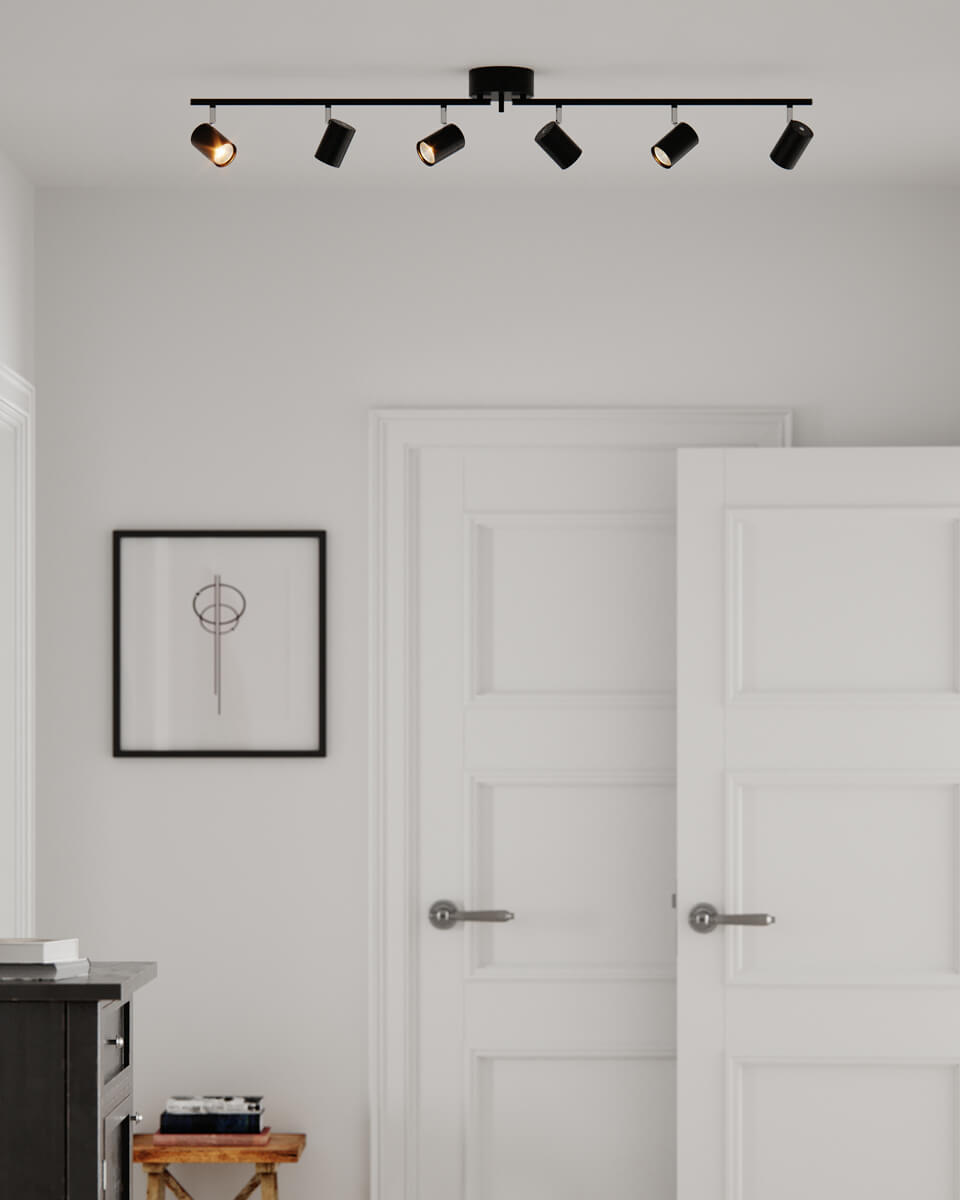 Correct 6 Mat sort spotlight Fra By Rydéns - Lampens arme kan ogs&aring; vinkles, hvilket betyder, at du kan tilpasse formen til rummet i stedet for at have lampen i en lige linje.