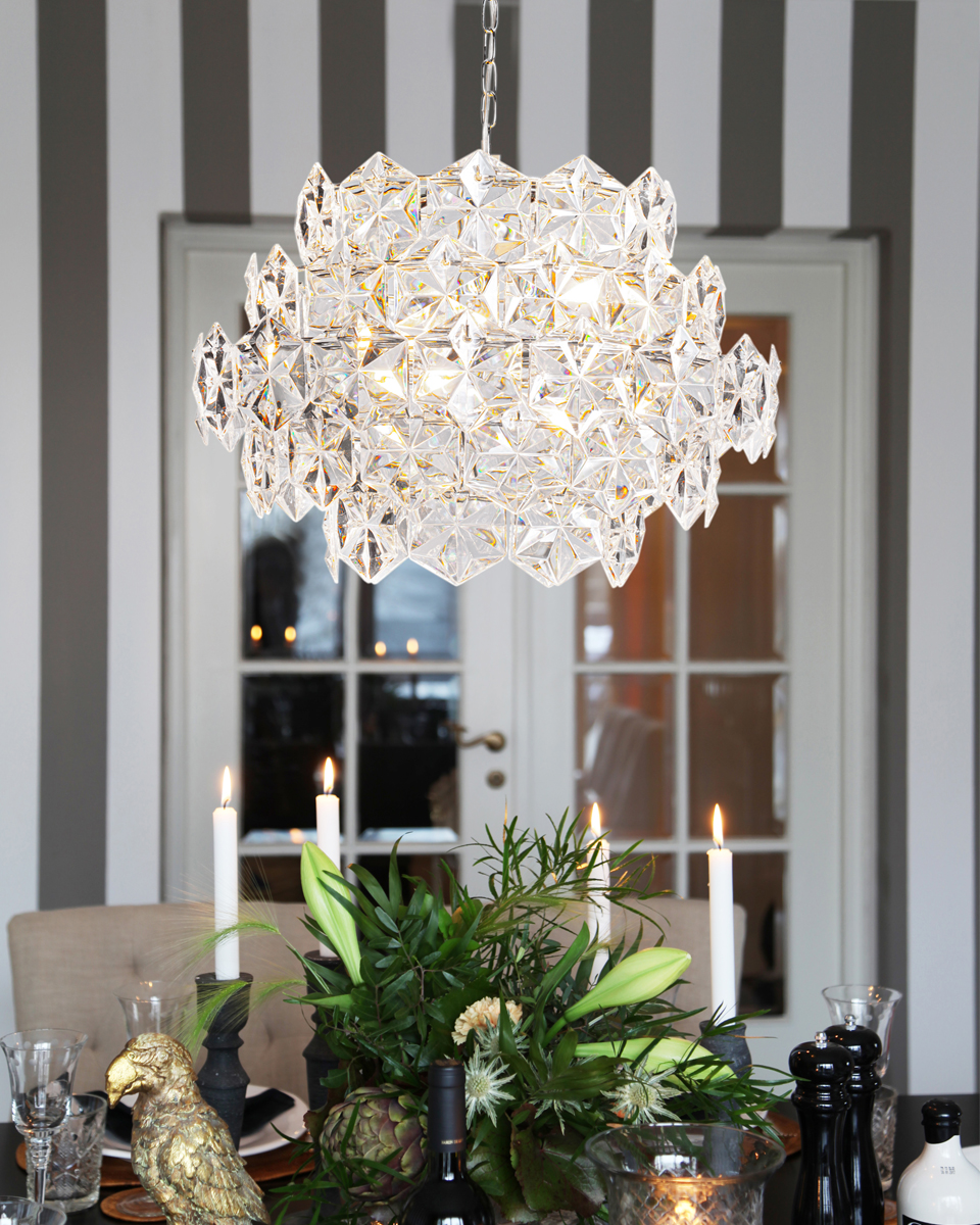 Monarque Ø58 Gennemsigtig krystal Fra By Rydéns - N&aring;r lampen t&aelig;ndes, skabes en funklende og atmosf&aelig;risk gl&oslash;d, der giver rummet en eksklusiv karakter.