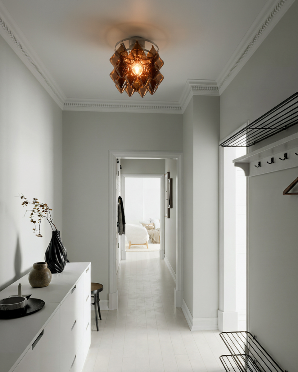 Gemma Ø45 Brun plafond Fra By Rydéns - Det nye designsprog p&aring; glasset giver lampen et stilfuldt og moderne udtryk, der skiller sig ud.