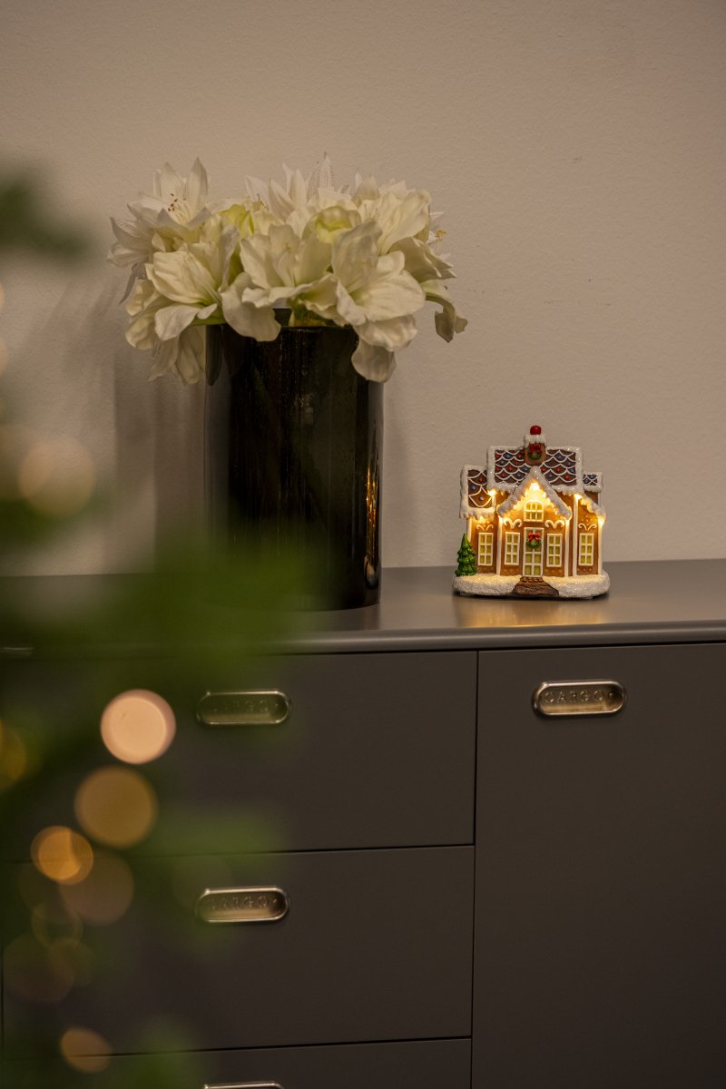 Peberkagehus LED 17cm Brun Fra Konstsmide - Drives af 3 AA-batterier (medf&oslash;lger ikke) eller med det medf&oslash;lgende USB-kabel p&aring; 180 cm.