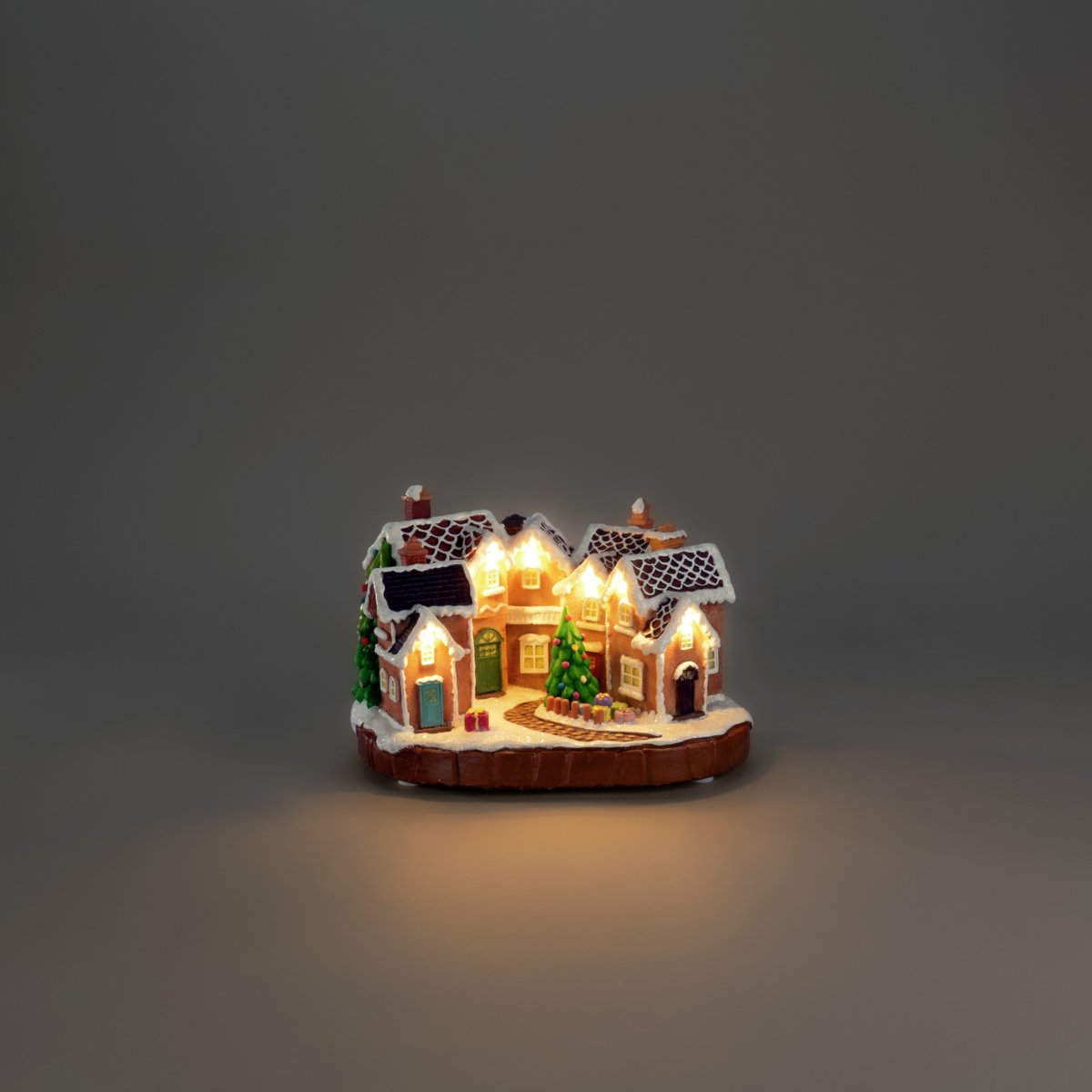 Peberkageby 17cm Brun Fra Konstsmide - Peberkagelandsbyen drives af 3 AA-batterier (medf&oslash;lger ikke) og kan ogs&aring; tilsluttes med det medf&oslash;lgende USB-kabel til brug med en ledning (transformer medf&oslash;lger ikke).