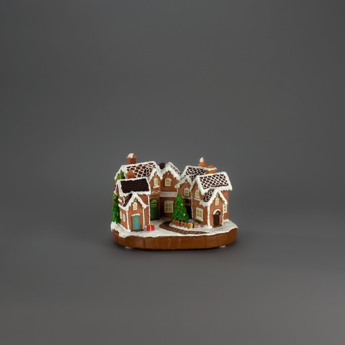 Peberkageby 17cm Brun Fra Konstsmide - Peberkagelandsbyen drives af 3 AA-batterier (medf&oslash;lger ikke) og kan ogs&aring; tilsluttes med det medf&oslash;lgende USB-kabel til brug med en ledning (transformer medf&oslash;lger ikke).