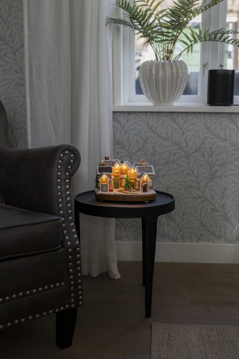 Peberkageby 17cm Brun Fra Konstsmide - Peberkagelandsbyen drives af 3 AA-batterier (medf&oslash;lger ikke) og kan ogs&aring; tilsluttes med det medf&oslash;lgende USB-kabel til brug med en ledning (transformer medf&oslash;lger ikke).