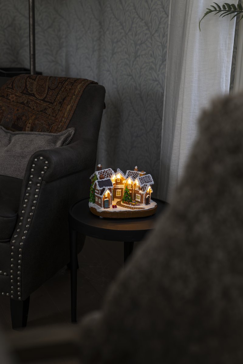 Peberkageby 17cm Brun Fra Konstsmide - Peberkagelandsbyen drives af 3 AA-batterier (medf&oslash;lger ikke) og kan ogs&aring; tilsluttes med det medf&oslash;lgende USB-kabel til brug med en ledning (transformer medf&oslash;lger ikke).