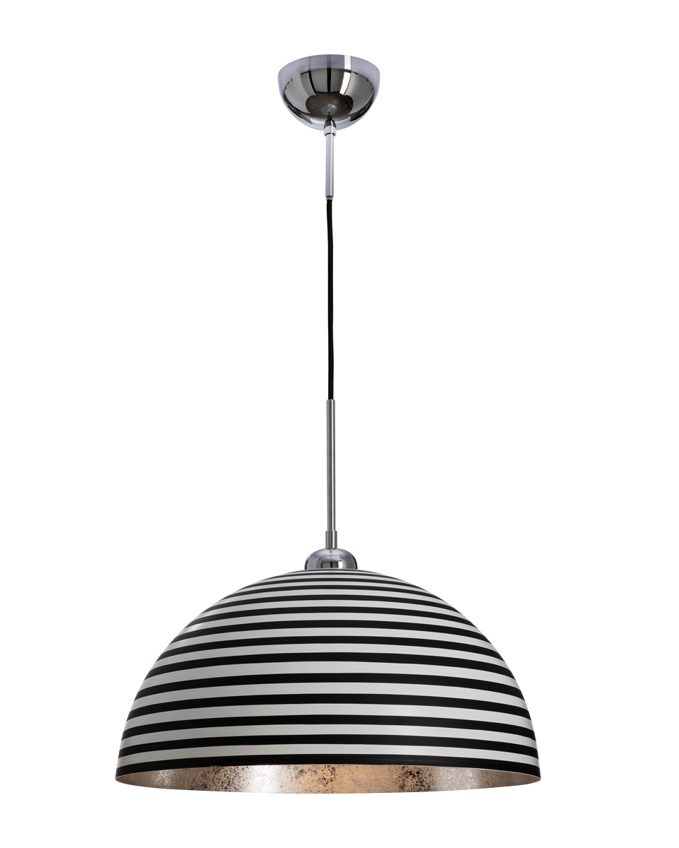 Stripe Ø45 Sort og hvid loftslampe Fra By Rydéns - Kombinationen af det grafiske m&oslash;nster og s&oslash;lvfarvet inderside skaber et elegant og effektivt lys, der spreder en varm og indbydende f&oslash;lelse i rummet.