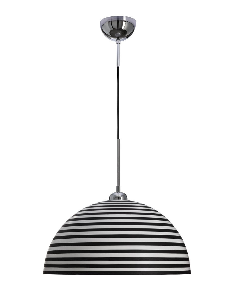 Stripe Ø45 Sort og hvid loftslampe Fra By Rydéns - Kombinationen af det grafiske m&oslash;nster og s&oslash;lvfarvet inderside skaber et elegant og effektivt lys, der spreder en varm og indbydende f&oslash;lelse i rummet.