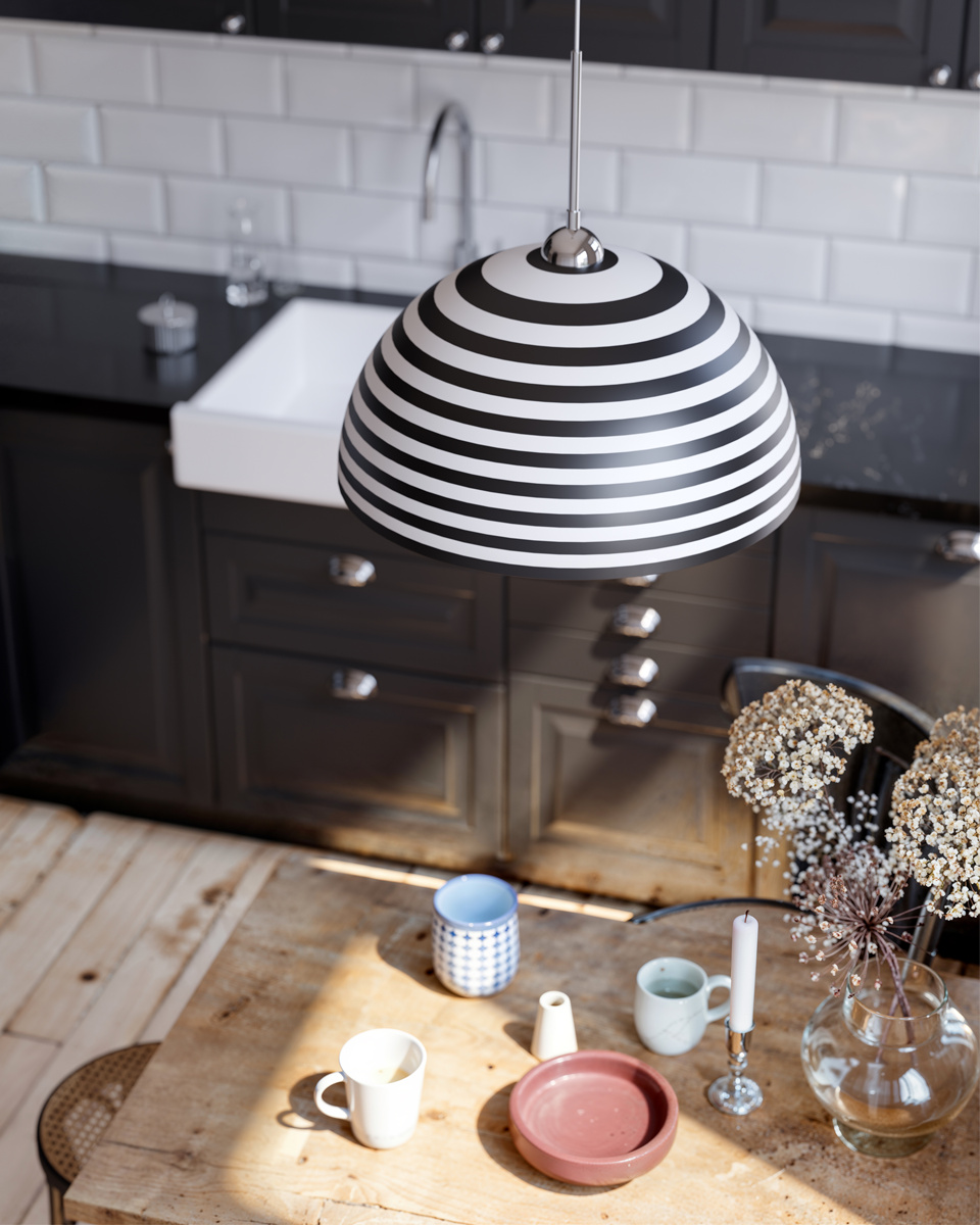 Stripe Ø45 Sort og hvid loftslampe Fra By Rydéns - Kombinationen af det grafiske m&oslash;nster og s&oslash;lvfarvet inderside skaber et elegant og effektivt lys, der spreder en varm og indbydende f&oslash;lelse i rummet.