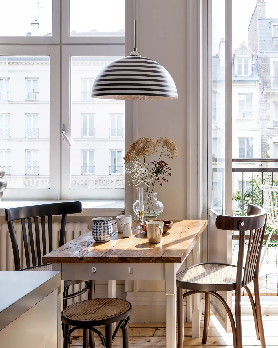 Stripe Ø45 Sort og hvid loftslampe Fra By Rydéns - Kombinationen af det grafiske m&oslash;nster og s&oslash;lvfarvet inderside skaber et elegant og effektivt lys, der spreder en varm og indbydende f&oslash;lelse i rummet.