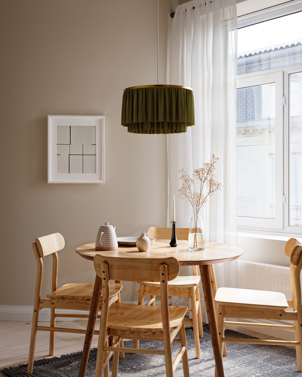 Ophelia Ø40 Grøn loftslampe Fra By Rydéns - N&aring;r lampen t&aelig;ndes, spredes et bl&oslash;dt og atmosf&aelig;risk lys, der skaber en varm og hyggelig atmosf&aelig;re i rummet.