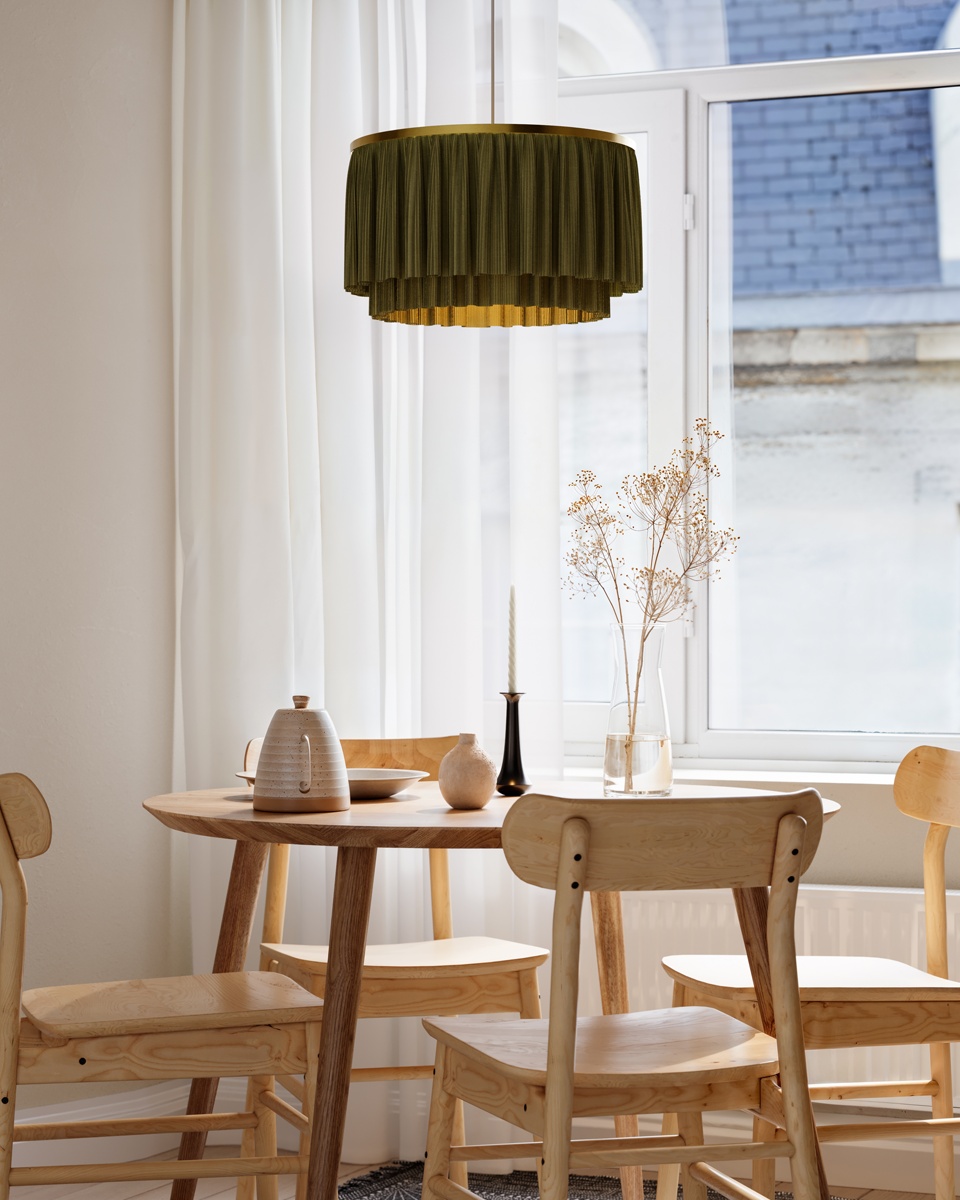 Ophelia Ø40 Grøn loftslampe Fra By Rydéns - N&aring;r lampen t&aelig;ndes, spredes et bl&oslash;dt og atmosf&aelig;risk lys, der skaber en varm og hyggelig atmosf&aelig;re i rummet.