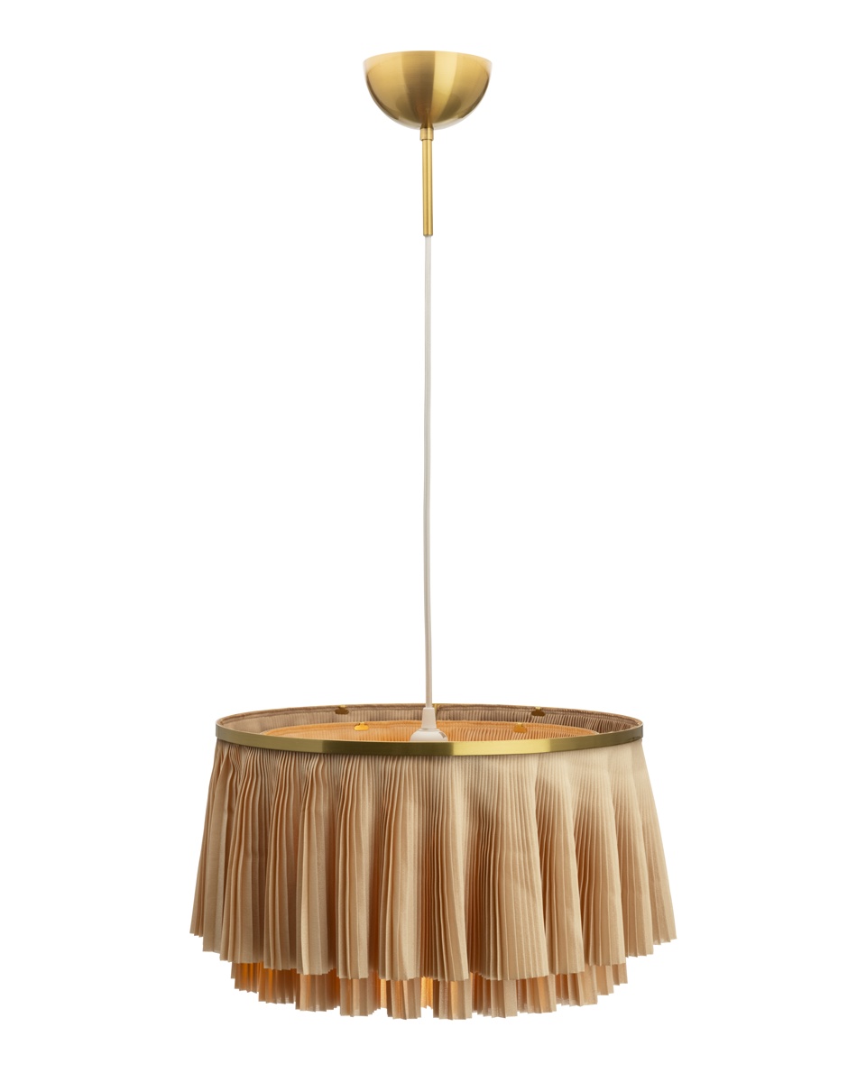 Ophelia Ø40 Beige loftslampe Fra By Rydéns - N&aring;r lampen t&aelig;ndes, spredes et bl&oslash;dt og atmosf&aelig;risk lys, der skaber en varm og hyggelig atmosf&aelig;re i rummet.