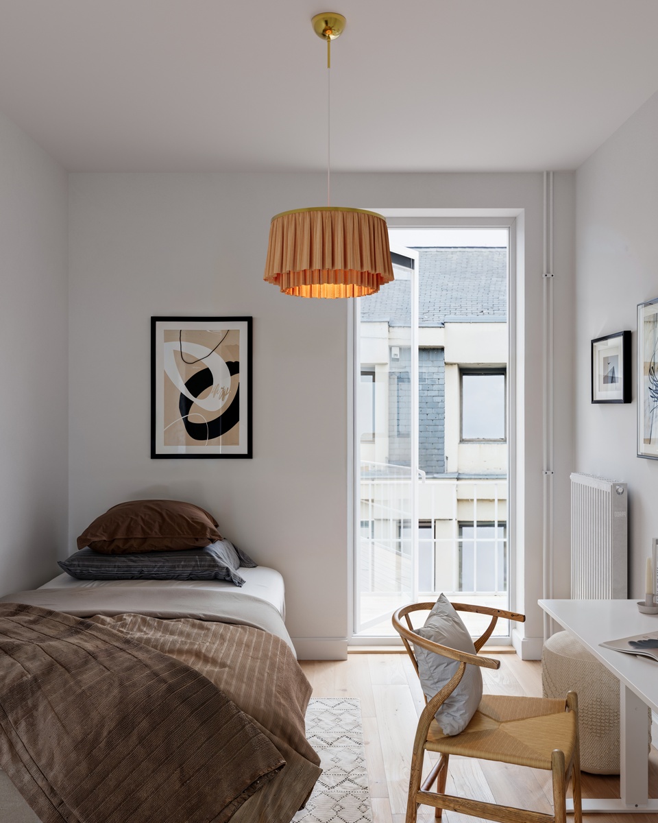 Ophelia Ø40 Beige loftslampe Fra By Rydéns - N&aring;r lampen t&aelig;ndes, spredes et bl&oslash;dt og atmosf&aelig;risk lys, der skaber en varm og hyggelig atmosf&aelig;re i rummet.