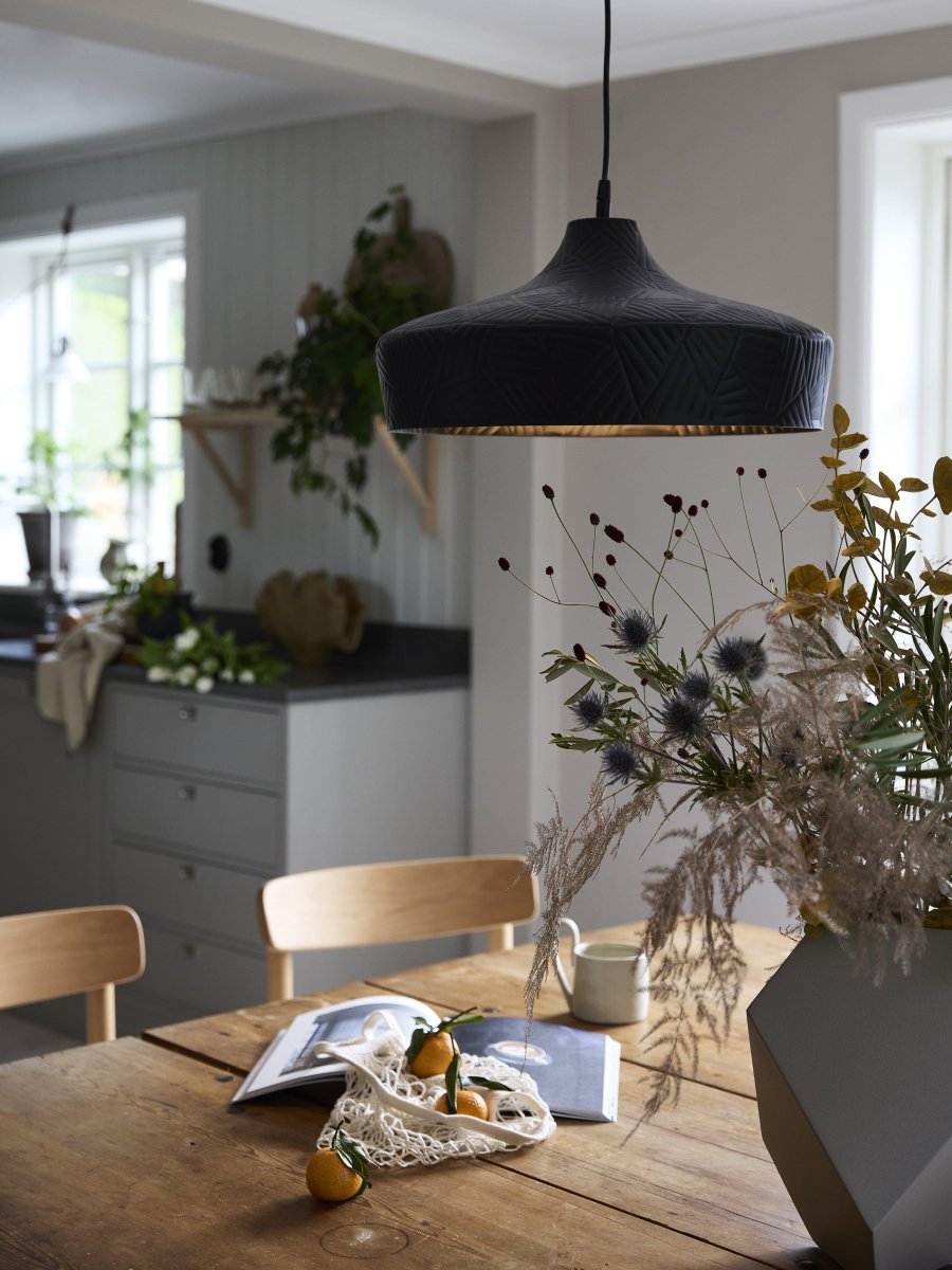 Ribble Ø45 Sort loftslampe Fra PR Home - Ribble loftslampe i metal med et hamret dekorativt mønster.