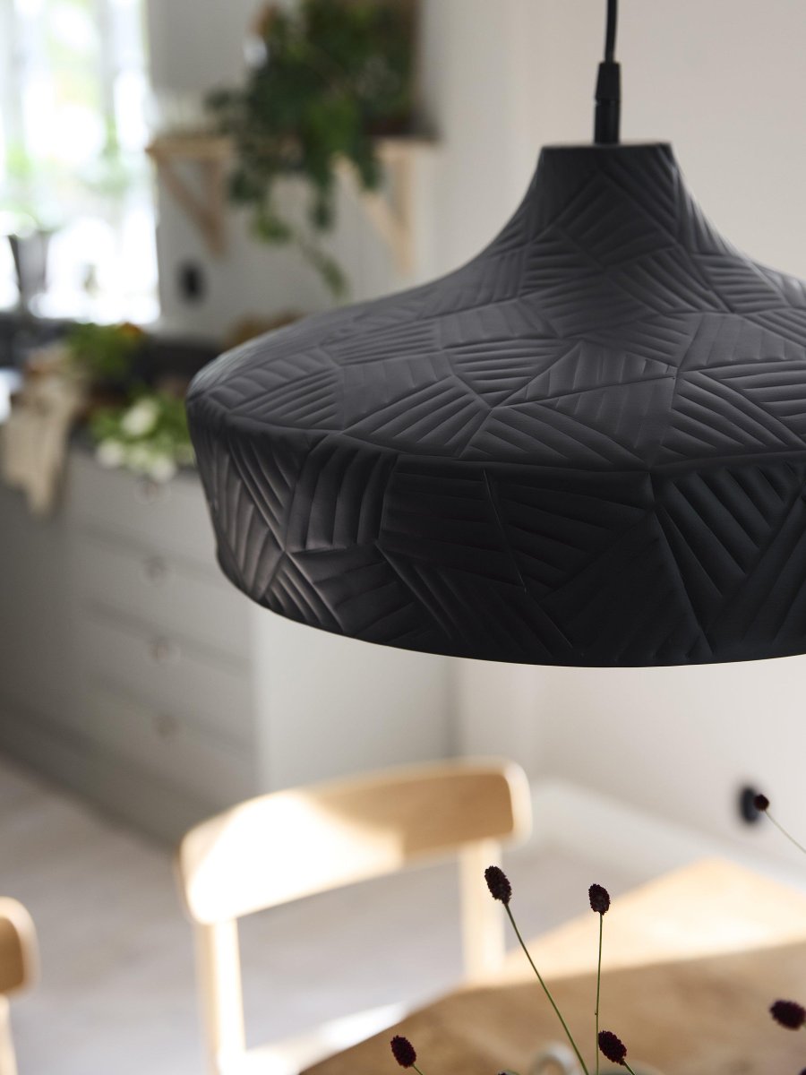 Ribble Ø45 Sort loftslampe Fra PR Home - Ribble loftslampe i metal med et hamret dekorativt mønster.