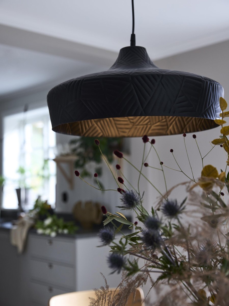 Ribble Ø45 Sort loftslampe Fra PR Home - Ribble loftslampe i metal med et hamret dekorativt mønster.