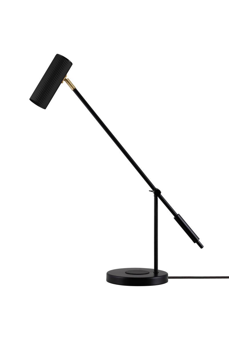 Hubble Read 64cm Sort skrivebordslampe Fra Globen Lighting - USB C-porten på bagsiden af lampefoden er testet med enheder fra Apple og burde være kompatibel med versioner op til iPhone 15 og iPad 10.